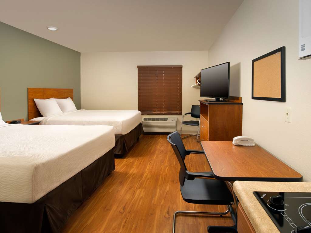 Woodspring Suites Fort Wayne Room photo