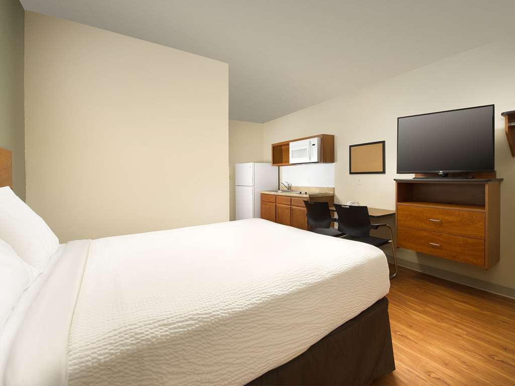 Woodspring Suites Fort Wayne Room photo