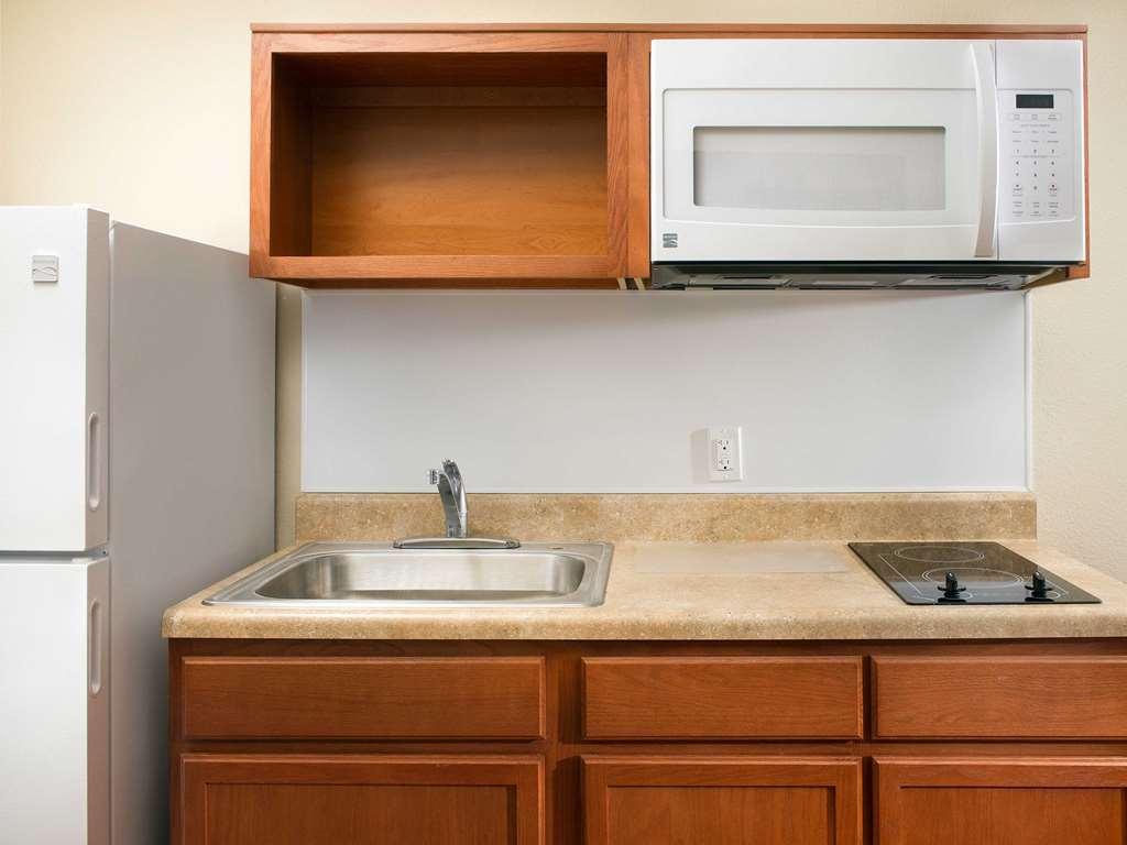 Woodspring Suites Fort Wayne Room photo
