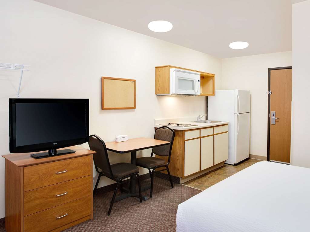 Woodspring Suites Fort Wayne Room photo